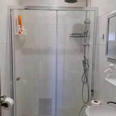 Familiar Com Cama De Casal Apenas Casais E Raparigas Nao Ha Homens Solteiro Family With Double Bed For Couples And Girls Only No Individual Men Allows With Private Washroom But In Hall Way