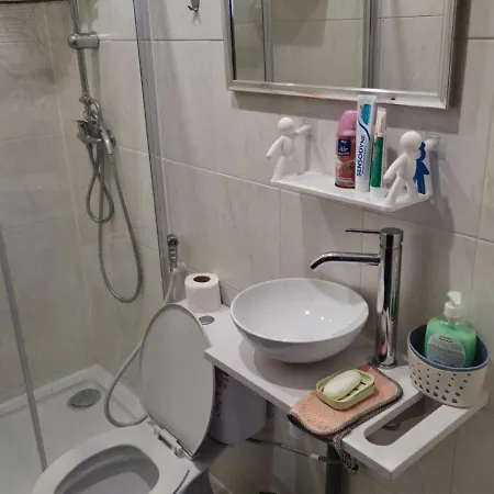 Familiar Com Cama De Casal Apenas Casais E Raparigas Nao Ha Homens Solteiro Family With Double Bed For Couples And Girls Only No Individual Men Allows With Private Washroom But In Hall Way ホームステイ