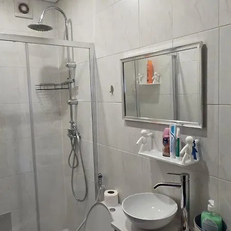 Homestay szállás Familiar Com Cama De Casal Apenas Casais E Raparigas Nao Ha Homens Solteiro Family With Double Bed For Couples And Girls Only No Individual Men Allows With Private Washroom But In Hall Way *