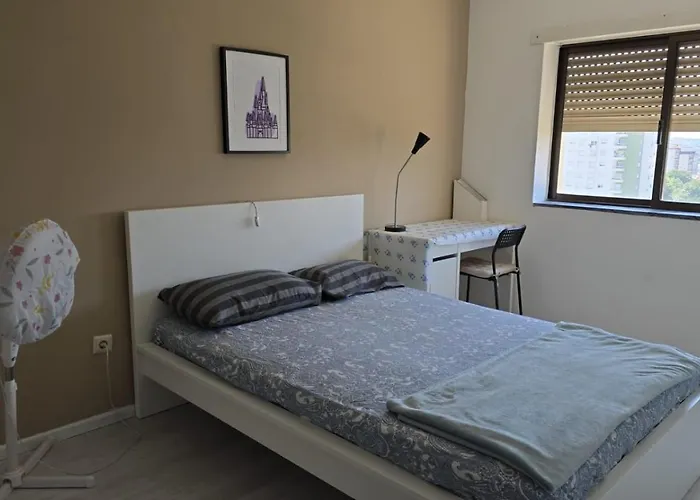 Familiar Com Cama De Casal Apenas Casais E Raparigas Nao Ha Homens Solteiro Family With Double Bed For Couples And Girls Only No Individual Men Allows With Private Washroom But In Hall Way * Braga