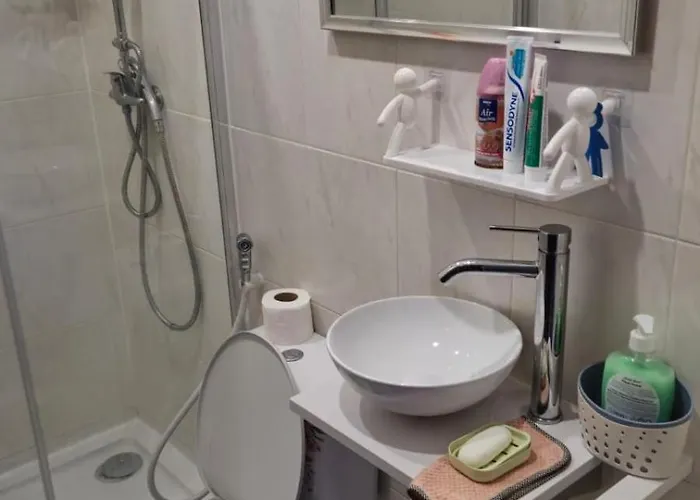 Familiar Com Cama De Casal Apenas Casais E Raparigas Nao Ha Homens Solteiro Family With Double Bed For Couples And Girls Only No Individual Men Allows With Private Washroom But In Hall Way Kwatera prywatna