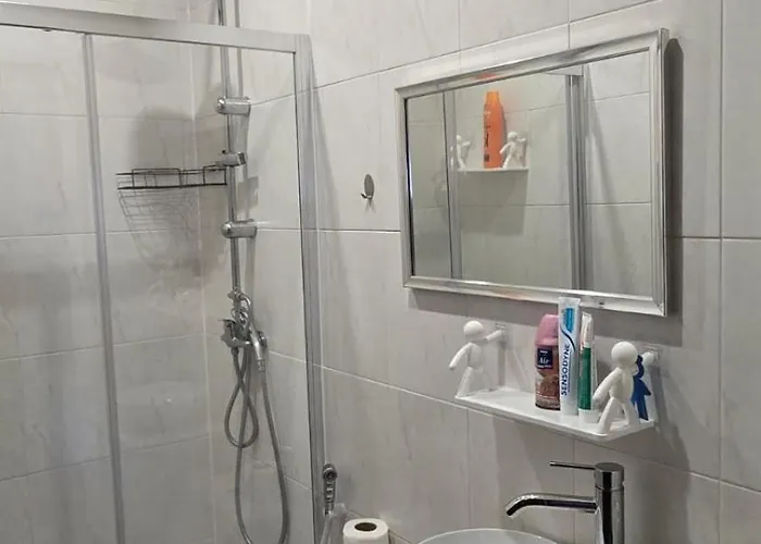 民宿 Familiar Com Cama De Casal Apenas Casais E Raparigas Nao Ha Homens Solteiro Family With Double Bed For Couples And Girls Only No Individual Men Allows With Private Washroom But In Hall Way *